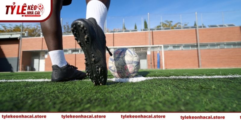 Kèo phạt góc xuất hiện khi đội phòng ngự buộc phải phá bóng ra ngoài biên ngang